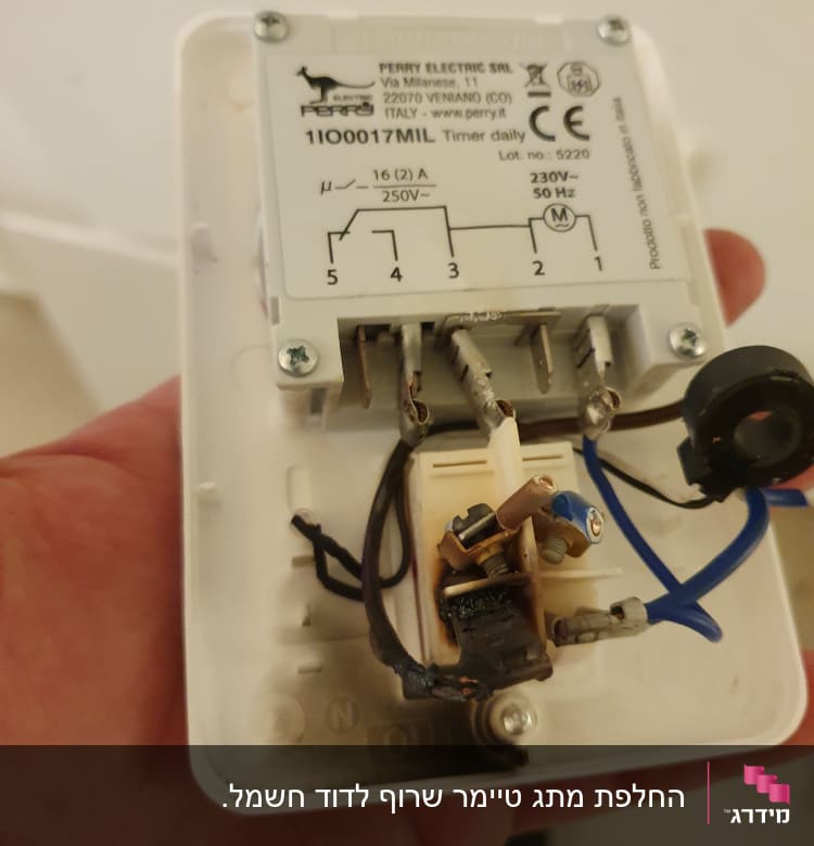 חיבורי חשמל עם חוטים ומחבר פלסטיק